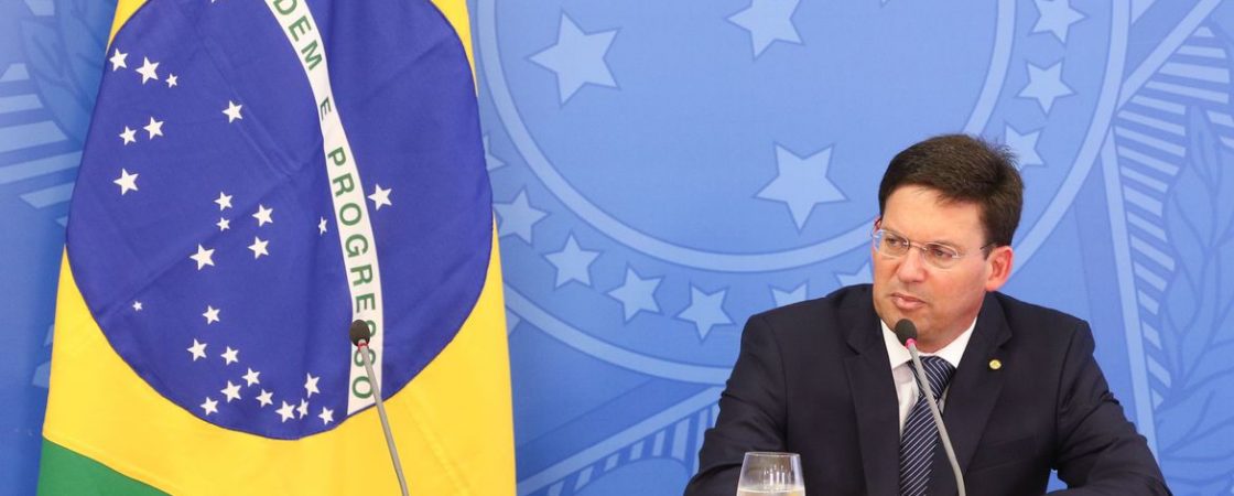 Auxílio Brasil deve ser de R$ 300 por mês, diz ministro