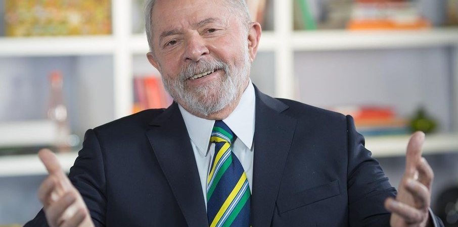 “Bolsonaro sabe que vai perder, aí fica nessa bobagem”, diz Lula sobre proposta de voto impresso