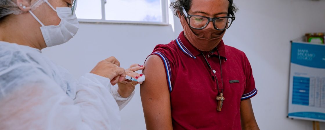 Camaçari: Vacinação em primeira dose avança para jovens de 21 anos