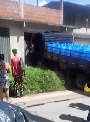 Caminhão com carga de água mineral  invade casa em Itabuna