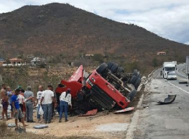 Caminhão tomba e populares saqueiam carga de frango em rodovia da Bahia