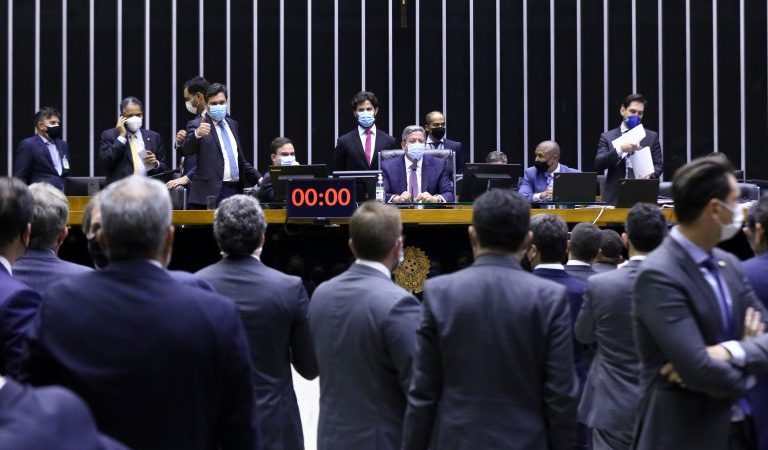 Deputados derrubam “distritão” e aprovam texto-base da reforma eleitoral