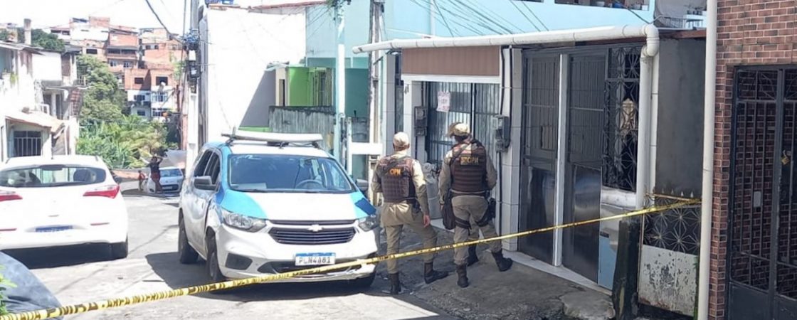 Dois homens foram mortos e um baleado dentro de barbearia no Pau Miúdo, em Salvador