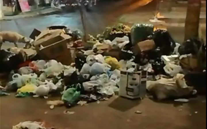 Morador de Lauro de Freitas reclama de rua tomada por lixo em Itinga: “Isso aqui é um abandono!”