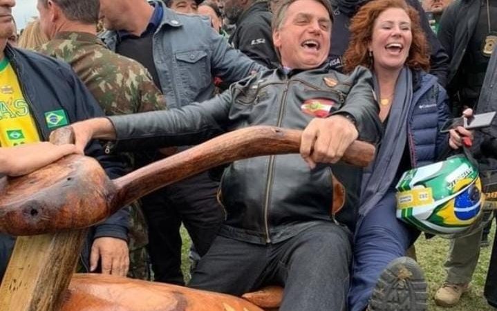 Sem máscara, Bolsonaro promove motociata e diz que ‘querem decidir as coisas no tapetão’