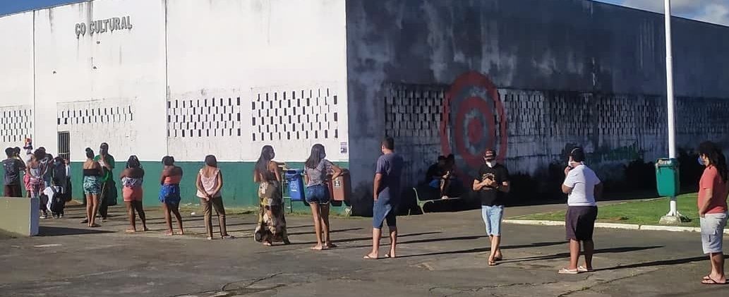 Simões Filho: Artistas fazem fila em frente a espaço cultural abandonado para pedir reabertura do local