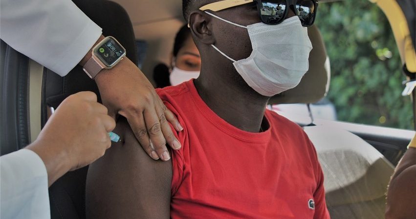 Simões Filho: Pessoas de 23 anos são vacinadas contra a Covid-19 na segunda-feira