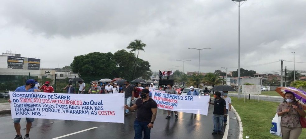 Terceirizados da Ford protestam em frente a Justiça do Trabalho em Camaçari