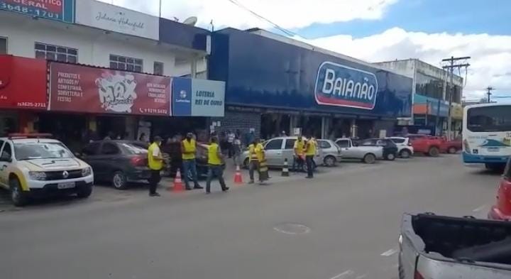 VÍDEO: Veículo colide com poste e deixa centro de Dias d’Ávila sem luz