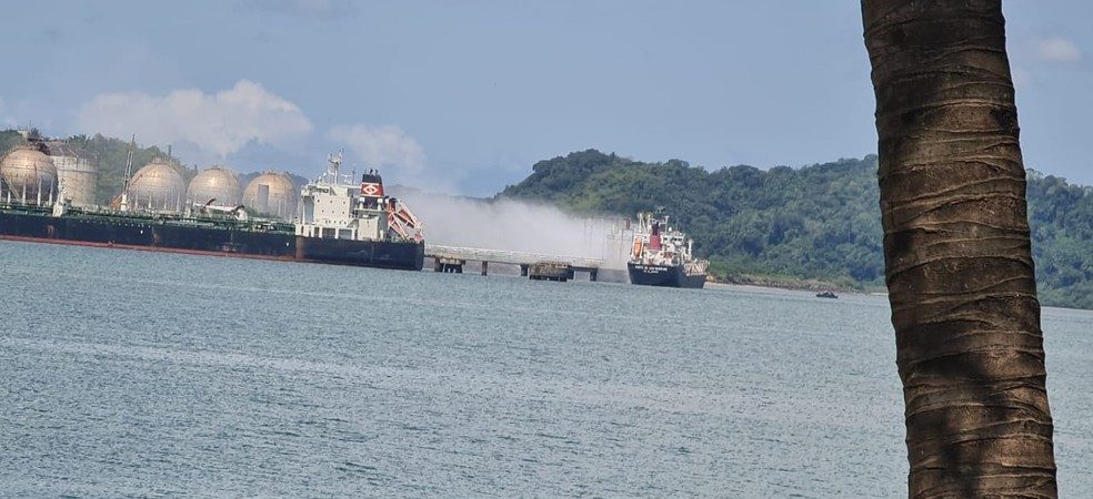 Navio pega fogo no Porto de Aratu de Candeias; veja vídeo