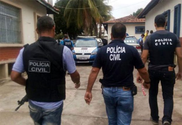 Alvo de atentado que resultou na morte de uma criança de nove anos em Itapuã é preso com revólver e munições