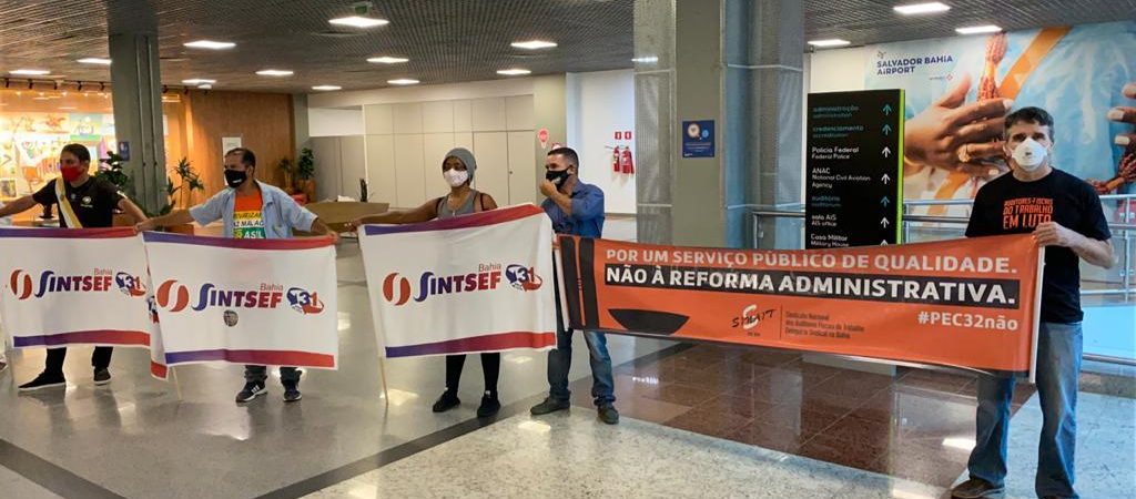 Auditores-fiscais do trabalho promovem ato contra a PEC-32 no Aeroporto de Salvador