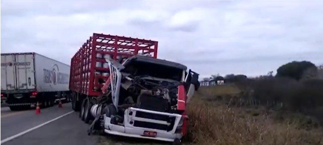 Batida entre carreta com botijões de gás e caminhão de gado deixa dois feridos em rodovia federal na Bahia