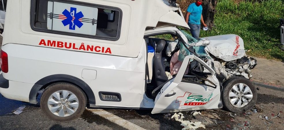BR-324: batida entre van e ambulância deixa feridos em Salvador