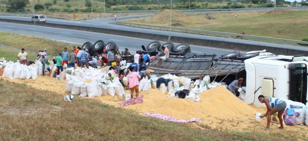 Caminhões tombam no intervalo de 1 hora e carga é saqueada por populares em Feira de Santana