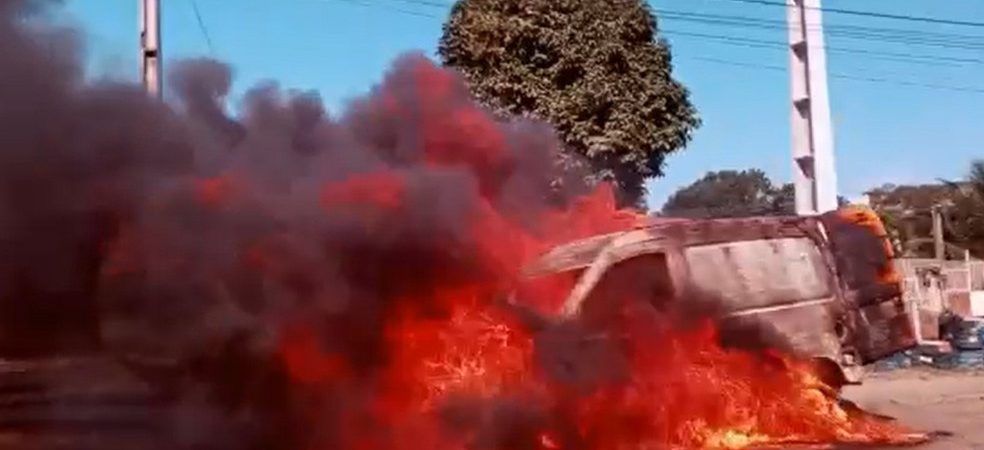 Carro dos Correios pega fogo no Subúrbio de Salvador
