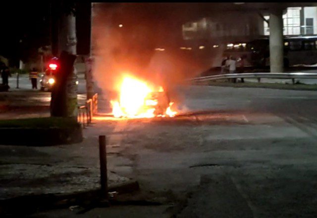 Carro fica destruído após pegar fogo em avenida de Salvador