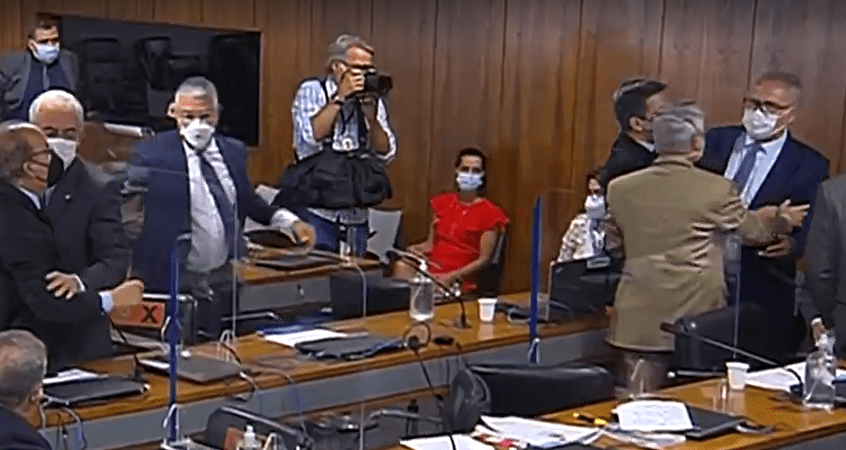 Confusão e gritaria na CPI: Senadores são contidos por colegas durante bate-boca; veja vídeo
