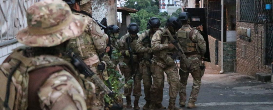 Criminosos são presos após invadirem casa e fazer reféns em Salvador