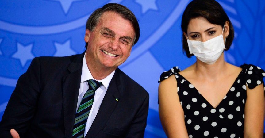 Criticada por tomar vacina nos EUA, Michelle Bolsonaro diz que respeita o SUS