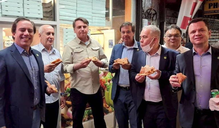 Em Nova York, Bolsonaro come pizza na rua por não apresentar comprovante de vacinação contra a covid