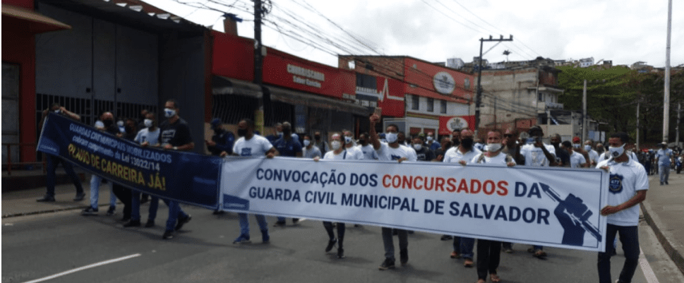 Em protesto, guardas municipais bloqueiam trânsito em Salvador
