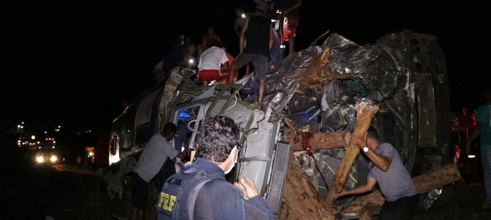Grave acidente entre caminhão bitrem, ônibus e van deixa oito mortos em rodovia federal na Bahia