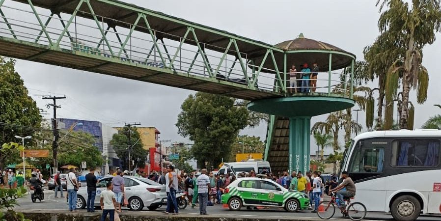 URGENTE: Homem cai de passarela no Centro de Camaçari; vítima é levada para o HGC