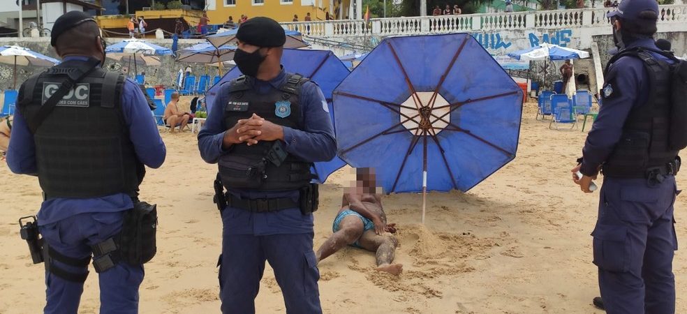 Homem com transtornos mentais aparece em praia com faca e aterroriza banhistas em Salvador