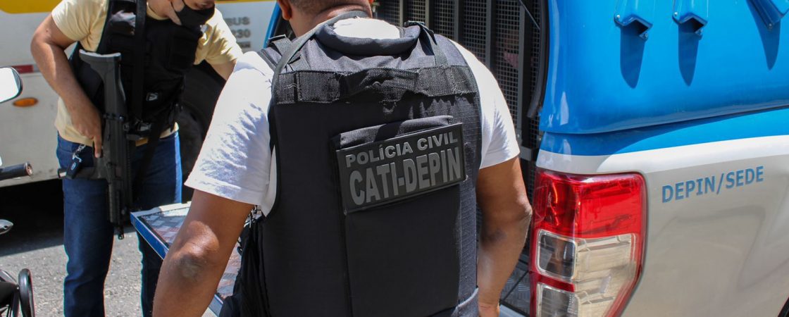Homem que cegou ex-companheira e a manteve em cárcere privado é preso em Salvador