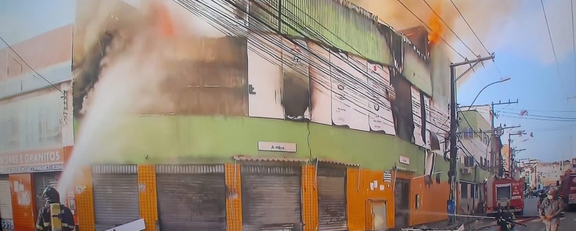 Incêndio de grandes proporções destrói loja de autopeças em Salvador