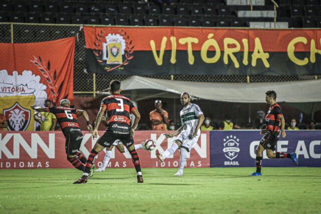 Jogo entre Vitória e Coritiba termina com empate sem gols no Barradão