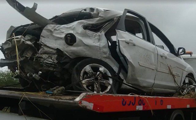 Motorista morre após perder controle de veículo e bater de frente com um caminhão