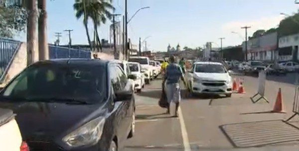 Motoristas enfrentam transtornos para embarcar no ferry boat; espera chega a 3 horas