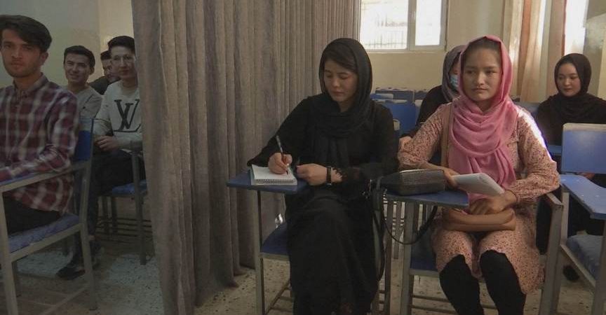 Mulheres são proibidas de frequentar salas de aulas em universidade no Afeganistão