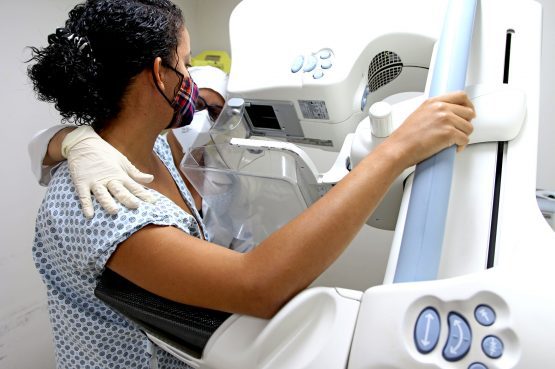 Outubro Rosa: Bahia oferta mais de 14 mil mamografias; agende seu exame aqui