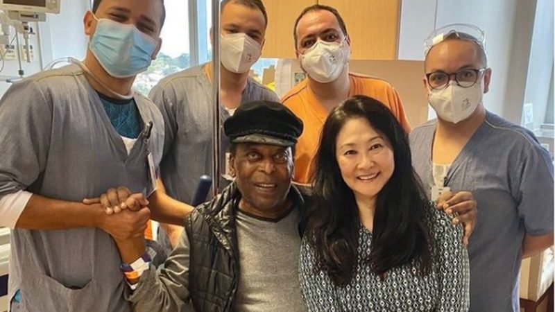 Pelé recebe alta e deixa hospital após um mês internado para retirada de tumor