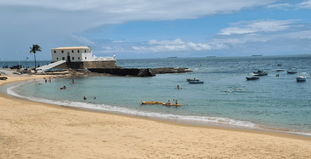 Pescador é encontrado morto e amarrado a âncora em praia de Salvador