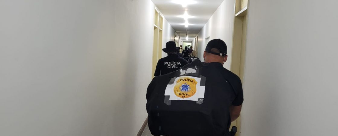 Polícia cumpre treze mandados de busca e apreensão contra ex-funcionários do Detran