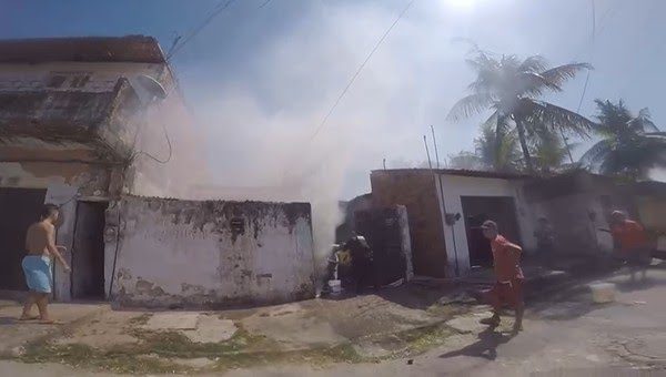 Policial enfrenta  incêndio para resgatar idoso encurralado pelo fogo dentro de casa
