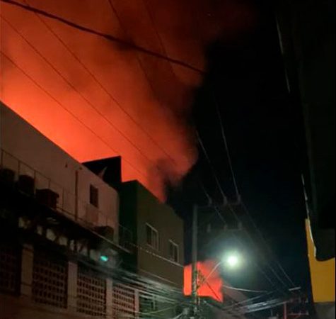 Salvador: Prédio comercial pega fogo em Itapuã