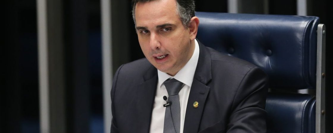 Senado devolve medida editada por Bolsonaro que dificulta exclusão de fake news de redes sociais