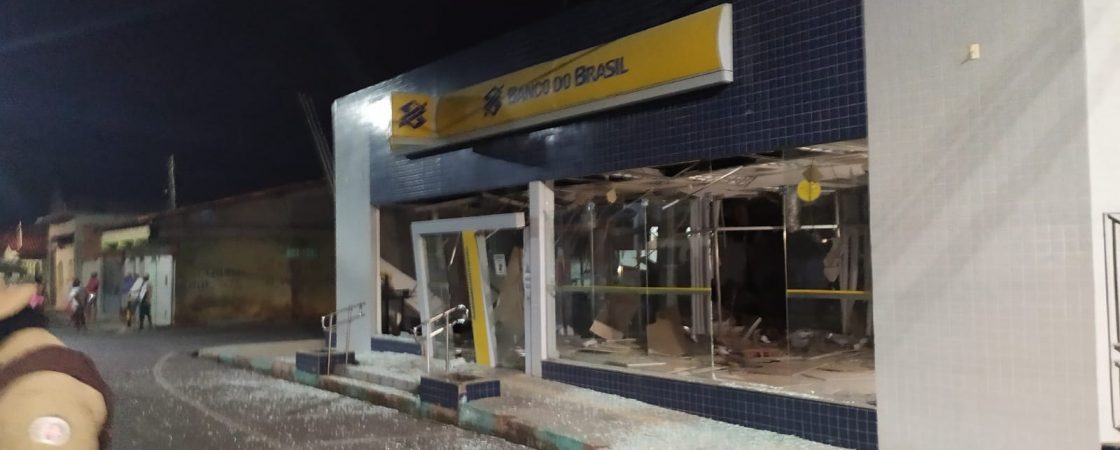 Homens armados explodem agência bancária e fazem refém no recôncavo baiano