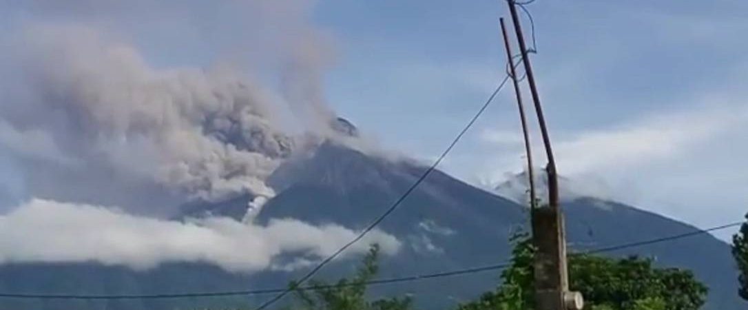 Vulcão mais ativo da América Latina entra em erupção e deixa população em alerta