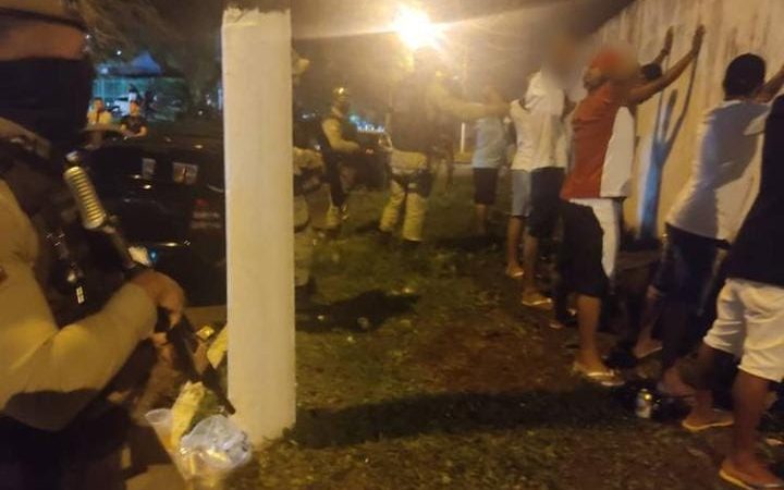 PM encerra festa tipo paredão com 800 pessoas em praça de Dias d’Ávila