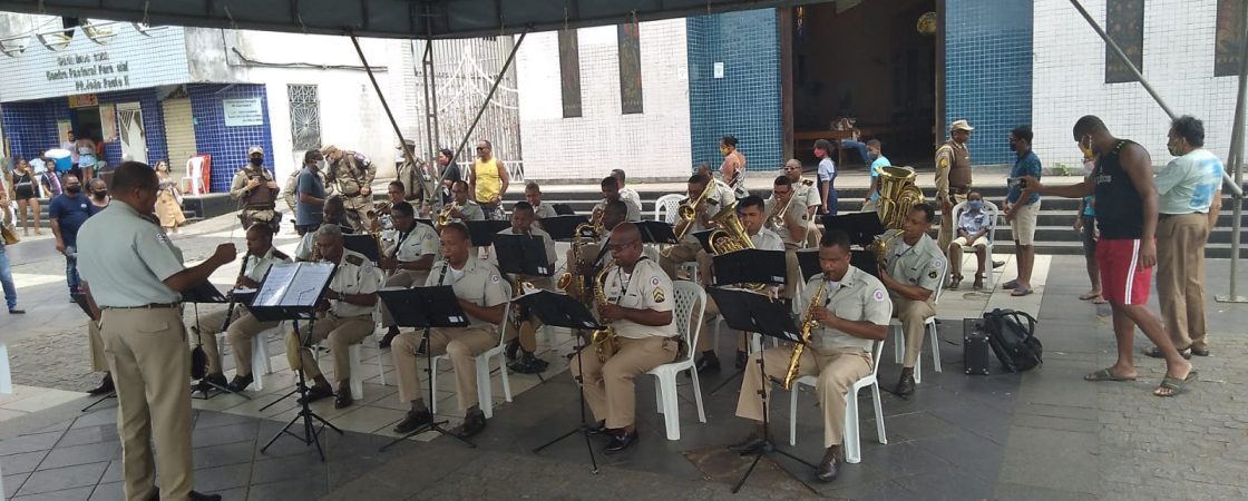 Ao som de Forró, Bossa Nova e até Pagode, Banda da Polícia Militar se apresenta em praça de Camaçari