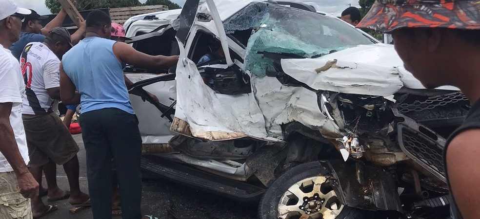 Batida entre caminhonete e carreta deixa cinco feridos em rodovia federal na Bahia