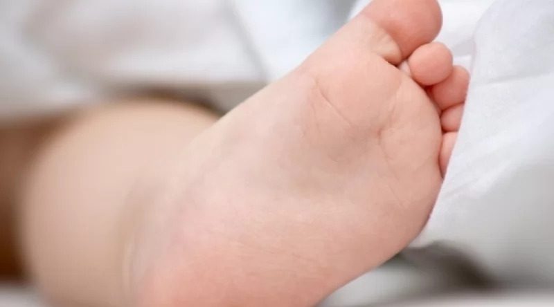 Bebê morre após ser atropelado pelo pai na garagem de casa