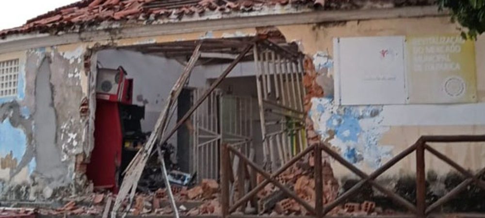 Caixa eletrônico é explodido e parte do Mercado Municipal de Itaparica fica destruída