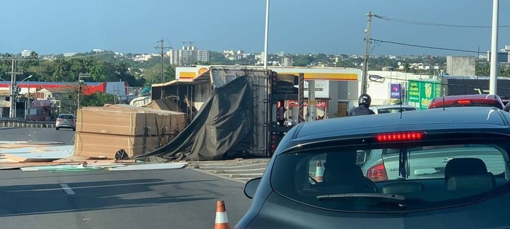 Caminhão vira e acidente causa grande congestionamento em Camaçari